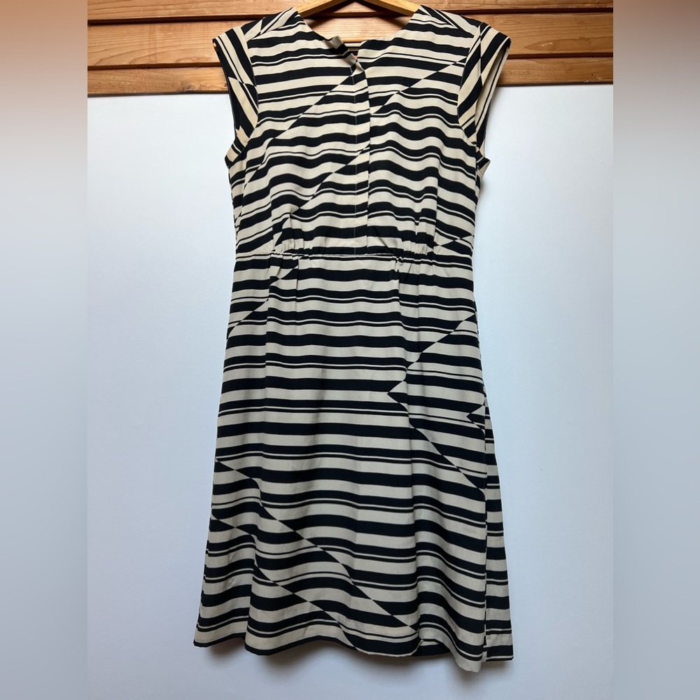 Great office dress. Elastic waist. Great with a black blazzer.